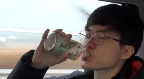  Faker回归赛场，逆转首场状态亮眼，切尔西观众沸腾！